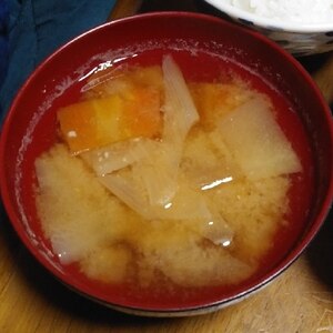 里芋と人参の味噌汁